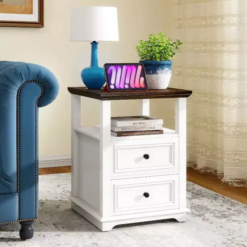 Mesita de Noche de 18" Blanca con Estación de Carga, Mesa Auxiliar de Madera Rústica, Mesa Alta para Dormitorio