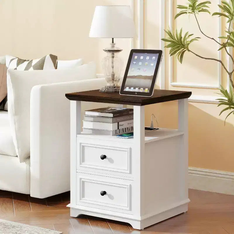 Mesita de Noche de 18" Blanca con Estación de Carga, Mesa Auxiliar de Madera Rústica, Mesa Alta para Dormitorio