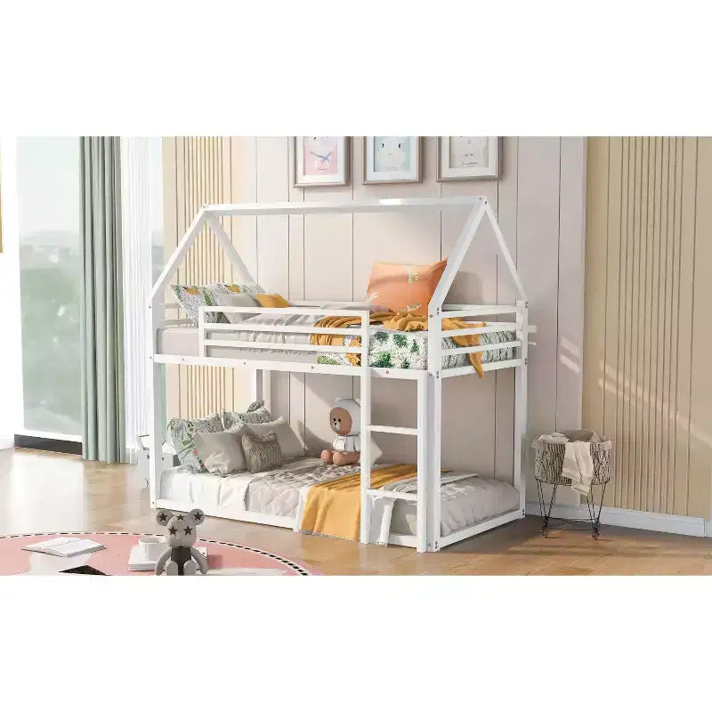 Litera doble sobre doble de metal con diseño de casa, escalera incorporada, altura baja, barandilla de seguridad para niños y adolescentes.