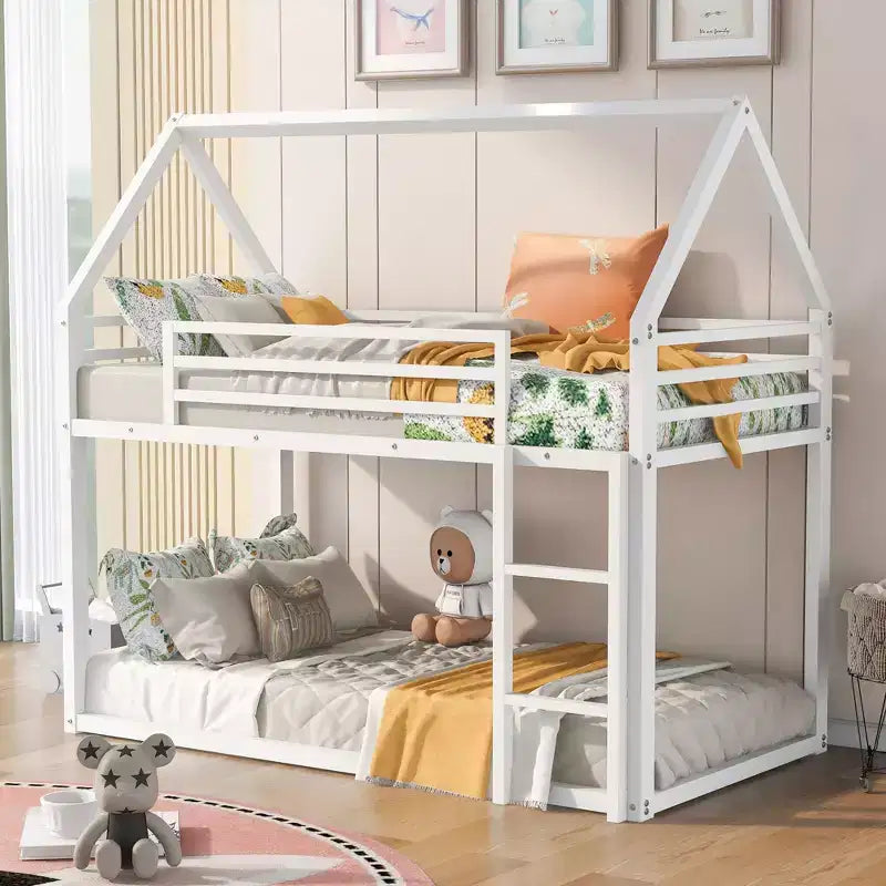 Litera doble sobre doble de metal con diseño de casa, escalera incorporada, altura baja, barandilla de seguridad para niños y adolescentes.