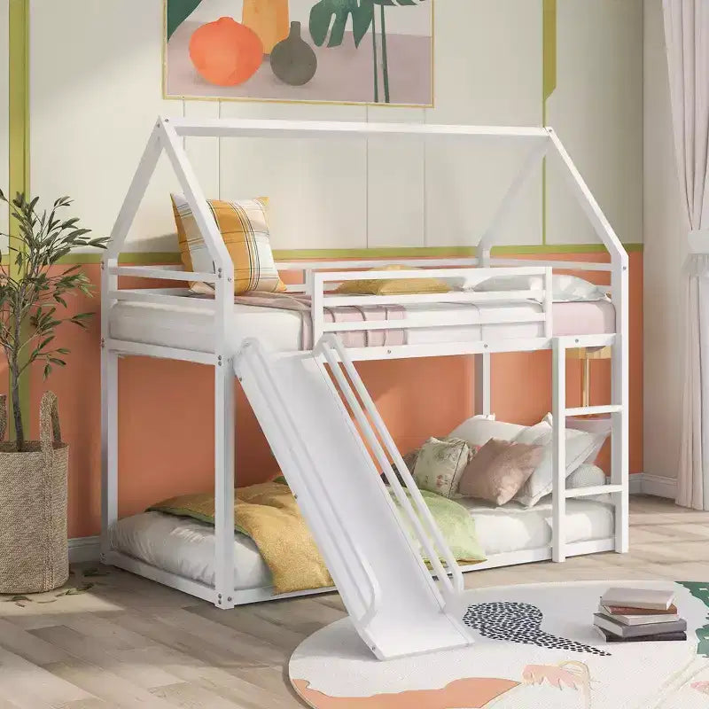 Litera doble sobre doble de metal con diseño de casa, escalera incorporada, altura baja, barandilla de seguridad para niños y adolescentes.