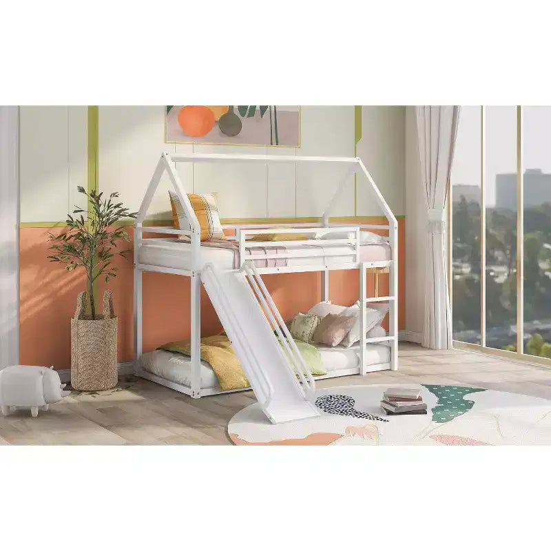 Litera doble sobre doble de metal con diseño de casa, escalera incorporada, altura baja, barandilla de seguridad para niños y adolescentes.