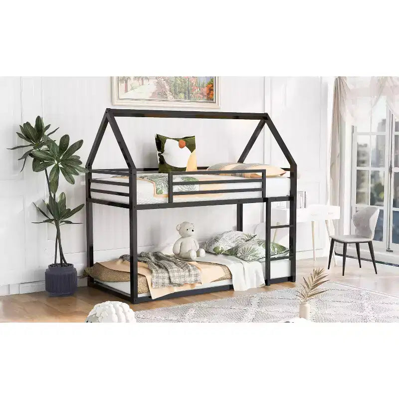 Litera doble sobre doble de metal con diseño de casa, escalera incorporada, altura baja, barandilla de seguridad para niños y adolescentes.