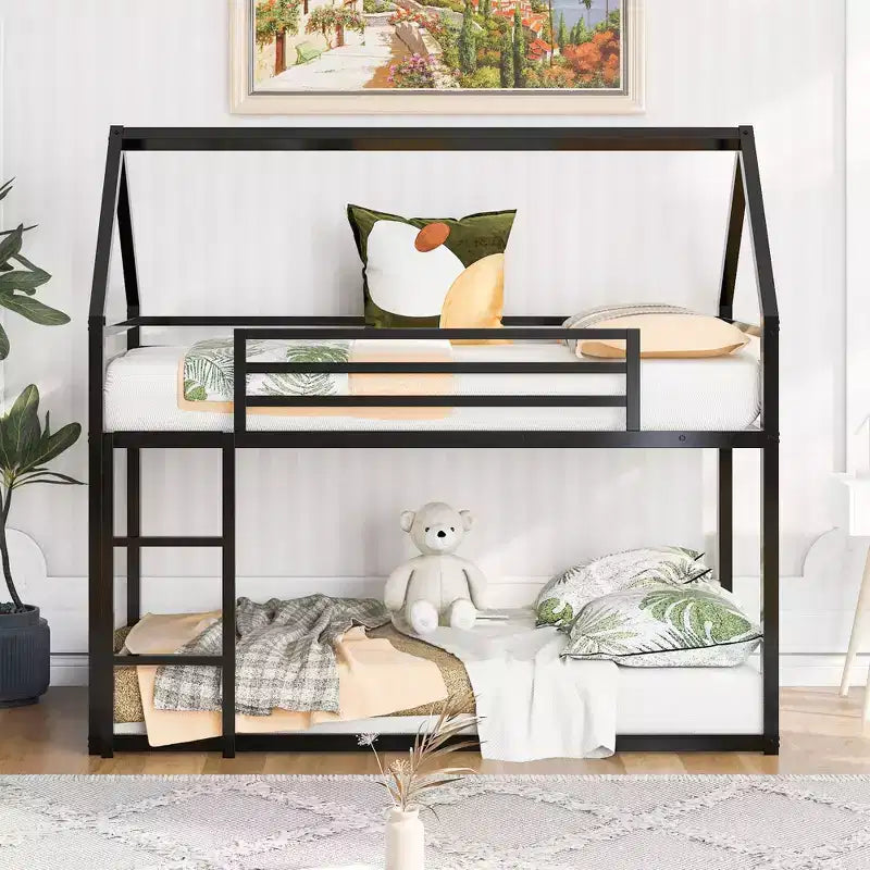 Litera doble sobre doble de metal con diseño de casa, escalera incorporada, altura baja, barandilla de seguridad para niños y adolescentes.