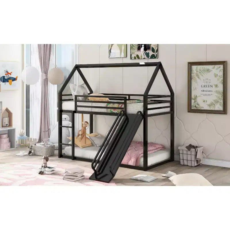 Litera doble sobre doble de metal con diseño de casa, escalera incorporada, altura baja, barandilla de seguridad para niños y adolescentes.