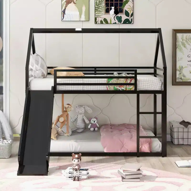Litera doble sobre doble de metal con diseño de casa, escalera incorporada, altura baja, barandilla de seguridad para niños y adolescentes.