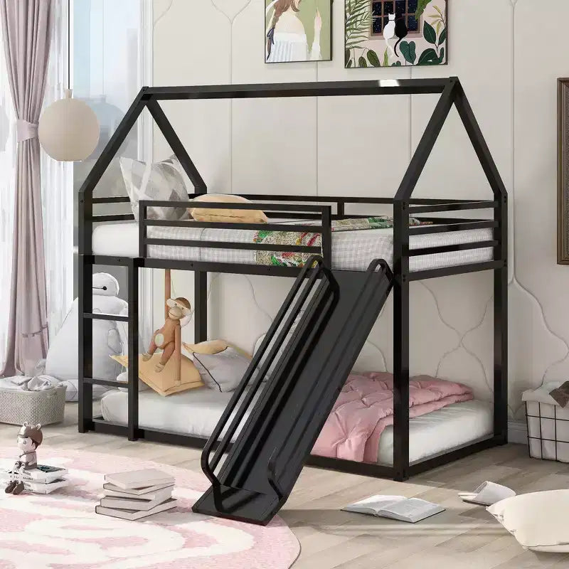 Litera doble sobre doble de metal con diseño de casa, escalera incorporada, altura baja, barandilla de seguridad para niños y adolescentes.