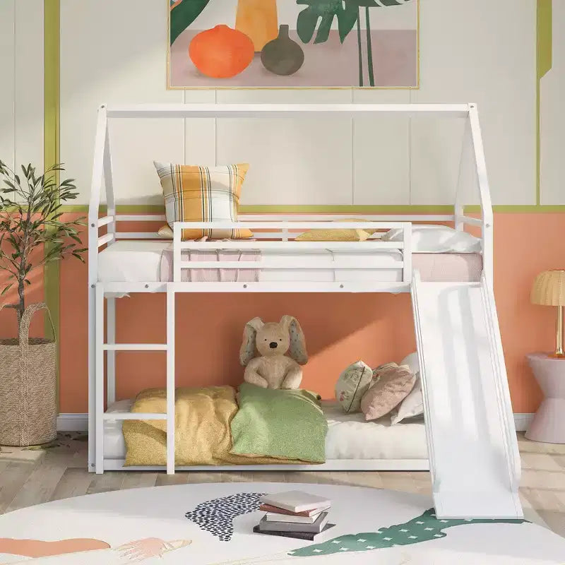 Litera doble sobre doble de metal con diseño de casa, escalera incorporada, altura baja, barandilla de seguridad para niños y adolescentes.