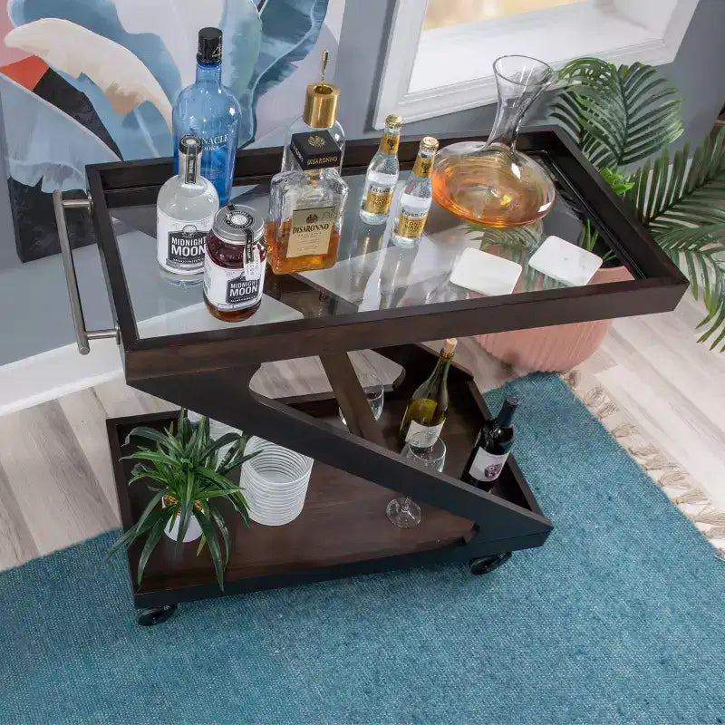 Carrito de bar rodante en madera maciza y vidrio templado con diseño en forma de Z