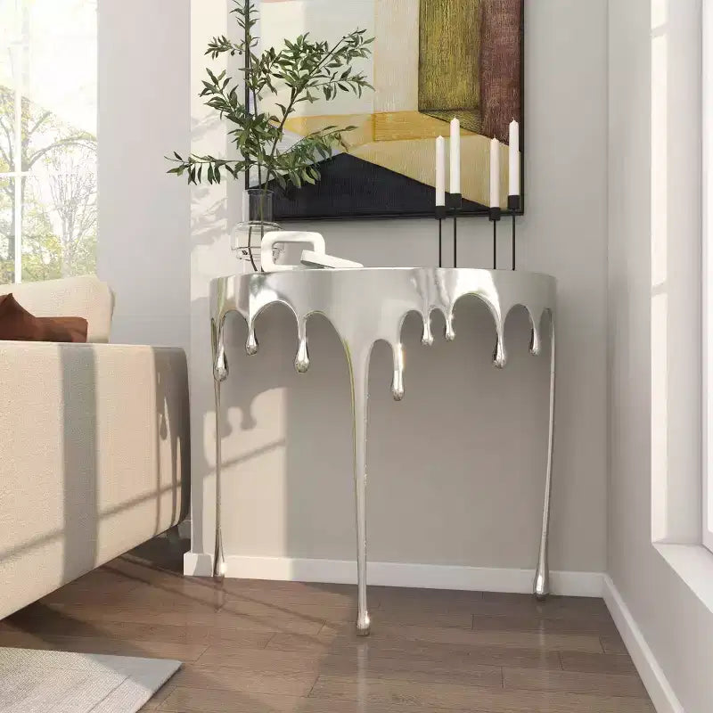 Consola de Aluminio con Patas Diseñadas de Efecto Derretido y Tapa de Cristal Ahumado