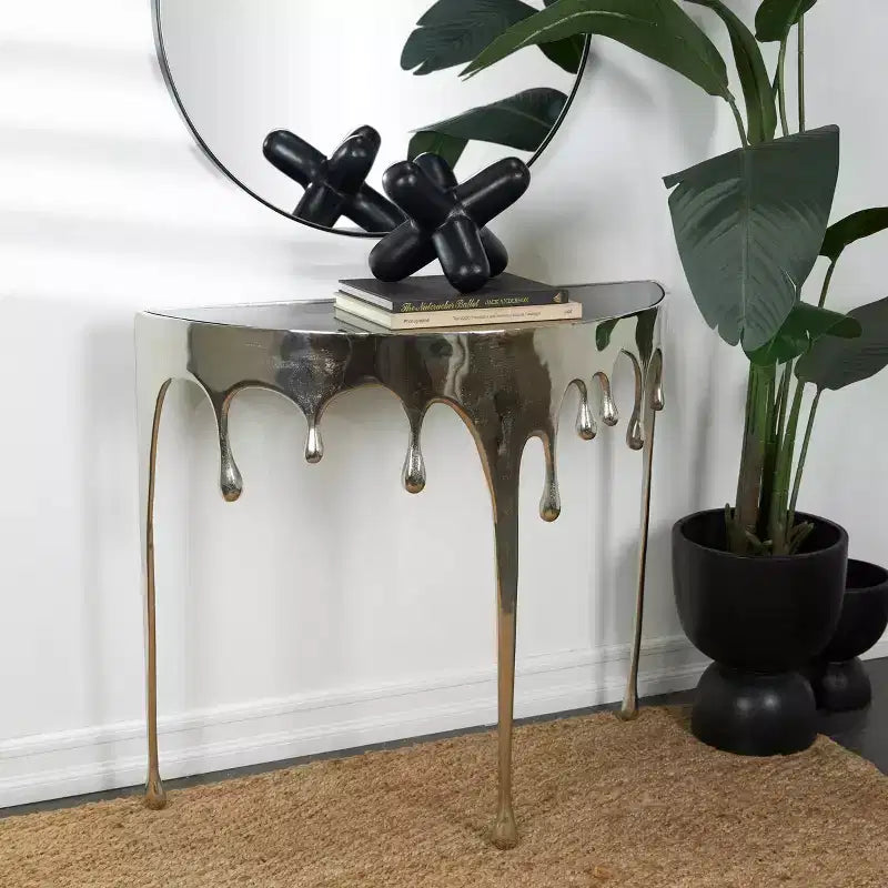 Consola de Aluminio con Patas Diseñadas de Efecto Derretido y Tapa de Cristal Ahumado